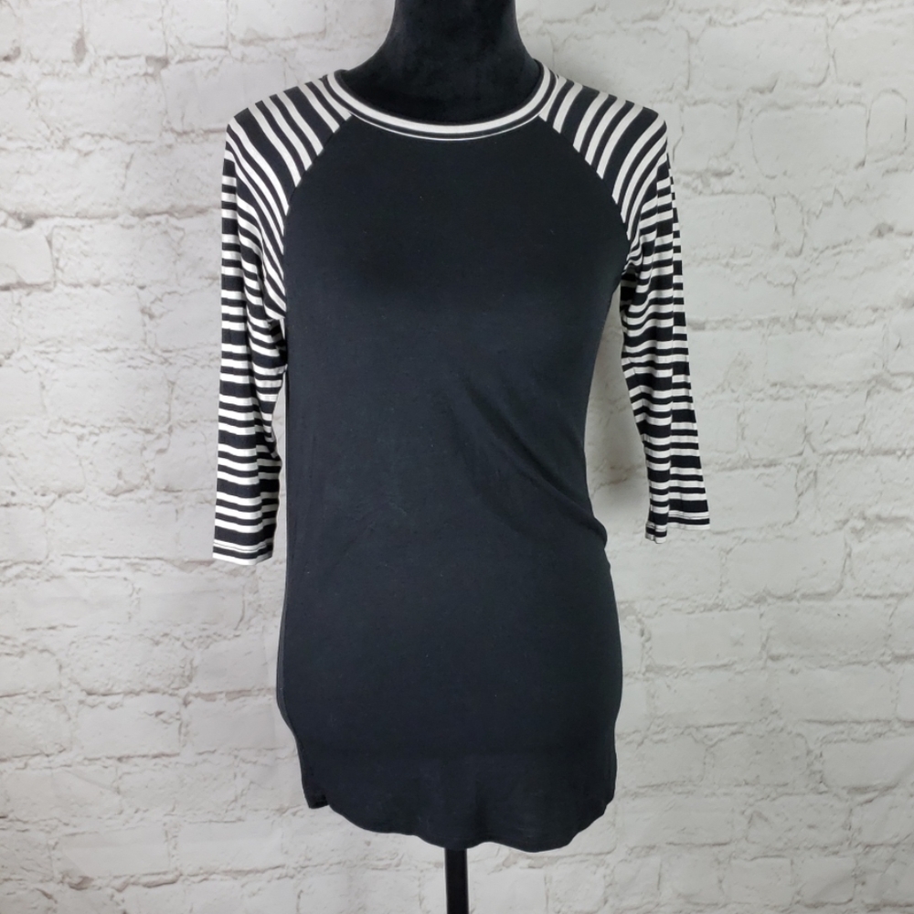 💐💐$5 sale💐💐Lularoe black & white tee size XXS